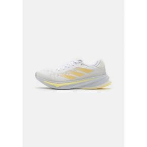 5138345 Adidas SUPERNOVA RISE - Road running shoes footwear white/zero metallic/almost yel