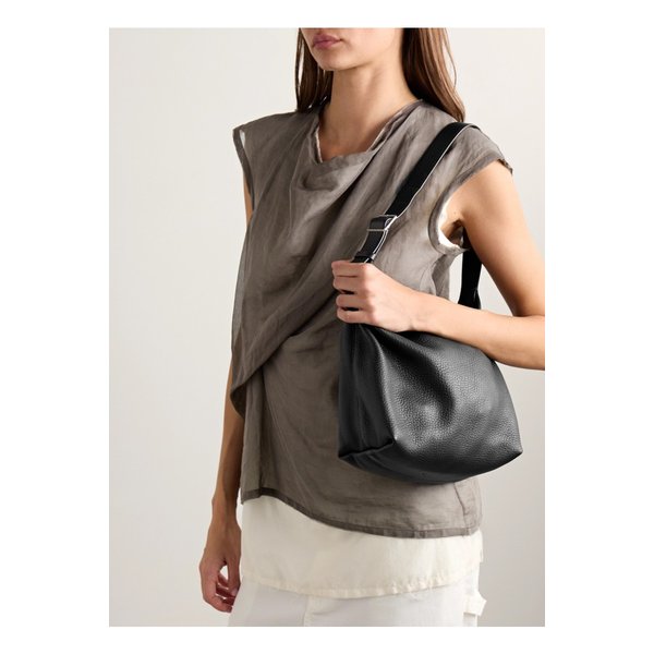 이사 텍스처 가죽 숄더 백 블랙 1647597359753846