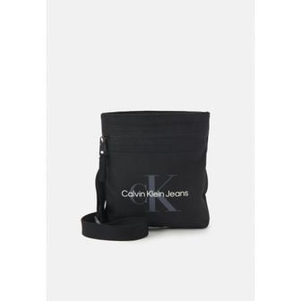 Calvin Klein 캘빈 클라인 진 스포츠 에센셜 플랫팩 유니섹스 남여공용 - 크로스백 숄더백 - 블랙 6952160