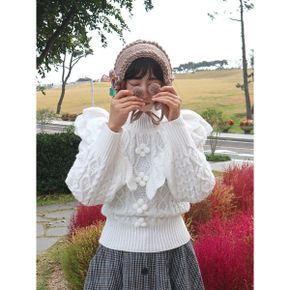 러블리 프릴 폼폼이 꽈배기 짜임 하프넥 니트_P413816054