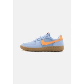 5320895 Nike FIELD GENERAL 82 SP - Trainers aluminum/total orange/light brown