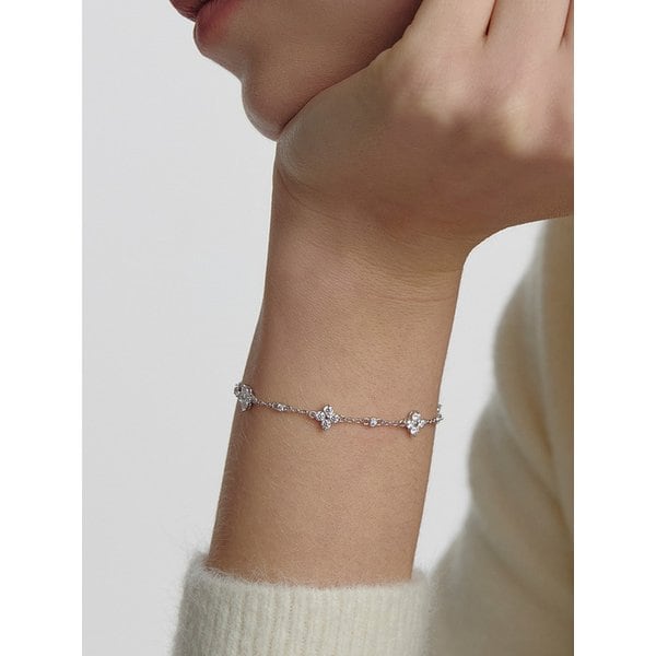 에센스 실버(W) 모이사나이트 플라워 스테이션 팔찌 HL4B61404W9175