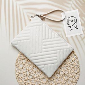 오너클랜 빗살무늬 퀼팅 클러치백 손가방 핸드백 여성가방