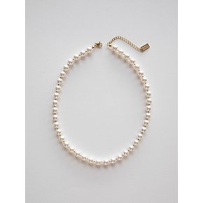 Voluminous white pearl necklace