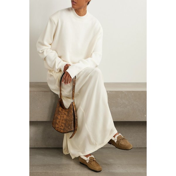 에이디 재스퍼 보우 디테일 시어링 라이닝 스웨이드 로퍼 46376663162907296