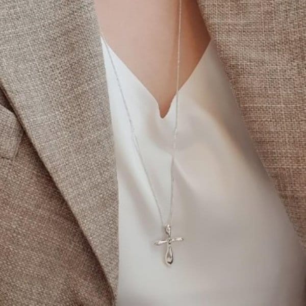 [옷자락] 여성용 실버 크로스 목걸이