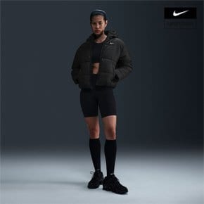 우먼스 나이키 스포츠웨어 클래식 패딩 써마 핏 루즈 후드 재킷 NIKE FZ5900-010