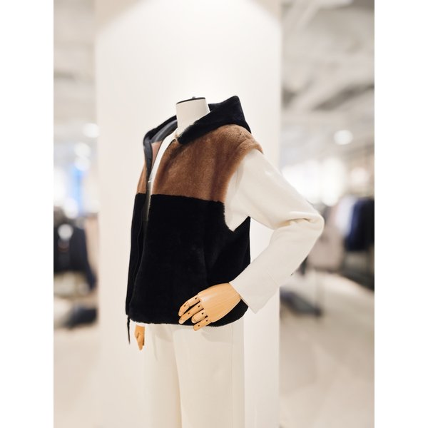 [파주점] [더아이잗컬렉션]컬러 블럭 무스탕 후디드 집업 베스트 CRCAFSV81