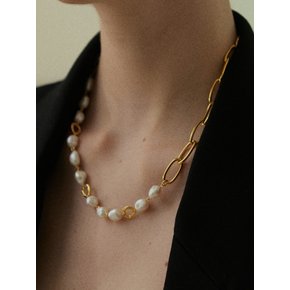 present pearl bold necklace