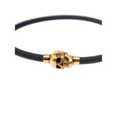 알렉산더 맥퀸 남성 Black Slip On Bracelet with Golden Tone Skull Charm in Rubber and Brass