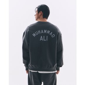ALI THE GREATEST 피그먼트 오버핏 맨투맨 차콜