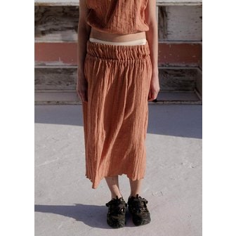 샵아모멘토 베이스레인지 24PF BASERANGE DIPH SKIRT (CRINKLE LINEN) IN BRICK