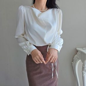 모아 새틴 드레이프 셔링 스트랩 긴팔 블라우스 3color_P439188632
