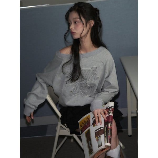 오프숄더 아플리케 스웻셔츠 [2COLOR]