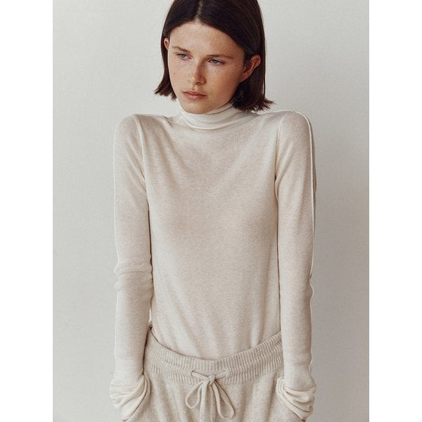 Weightless wool turtleneck pullover_Ivory