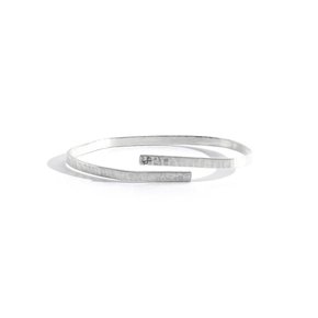 SEWN SWEN SILVER HAMMERED LINE JAZZ BRACELET