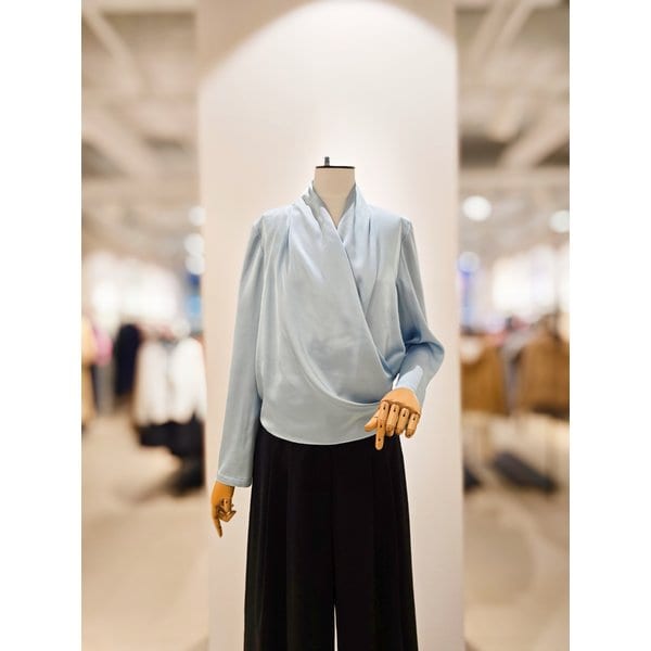 [파주점] [더아이잗컬렉션]소프트 드레이프 랩 블라우스 CR4A0BL111