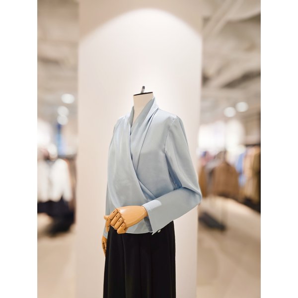 [파주점] [더아이잗컬렉션]소프트 드레이프 랩 블라우스 CR4A0BL111