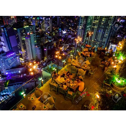 151378835-nha-trang-vietnam-24-de-diciembre-de-2019-vista-del-skylight-havana-rooftop-beach-club.jpg