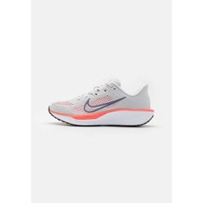 5337617 Nike QUEST 6 - Road running shoes photon dust/dark raisin/hot punch/white/crimson