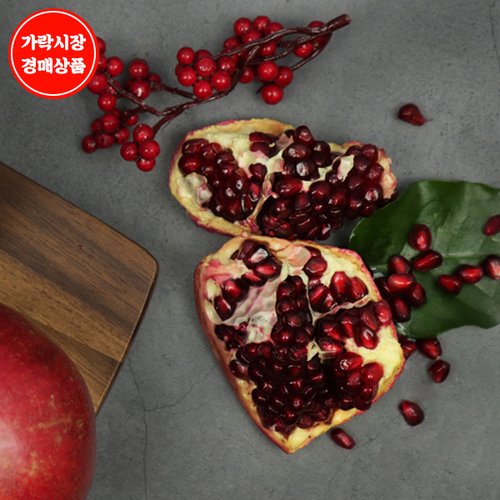 선명한 빨간색의 쪼개어진 석류 과육