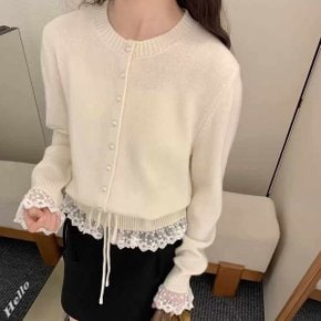 여성스러운 레이스 배색 스트링 끈 진주 단추 라운드 숏 가디건_P380365983