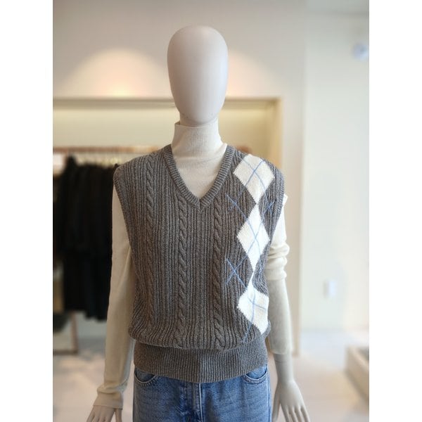 [여주점] 씨씨콜렉트 아가일패턴브이넥베스트 E261ksb111