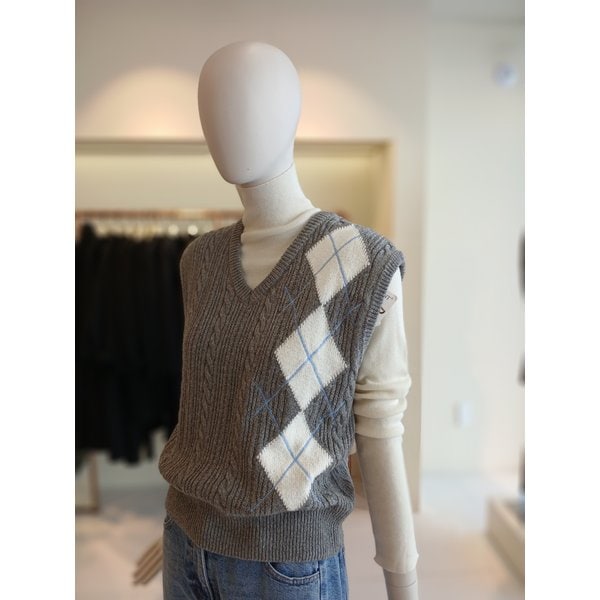 [여주점] 씨씨콜렉트 아가일패턴브이넥베스트 E261ksb111