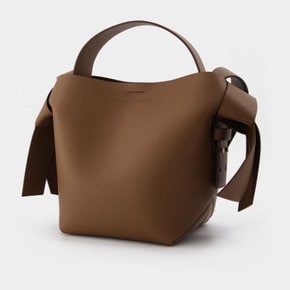 [해외배송] 아크네스튜디오 무수비 미니 탑 핸들백 A10093- 640 CAMEL BROWN