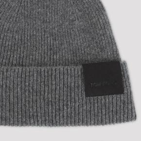 톰포드 KHR008YMK137 TAV LIGHT CHARCOA Tom Ford Ribbed Cashmere Hat