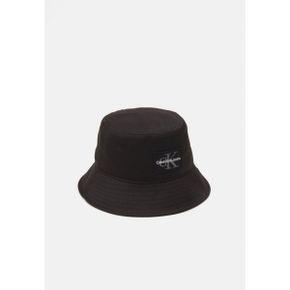 4740138 Calvin Klein MONO LOGO PATCH BUCKET HAT UNI - Hat black 89009880