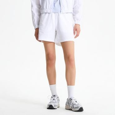 뉴발란스 여성 에센셜 4부 싱글메쉬 숏팬츠 (STANDARD FIT) (NBNVF2W422)