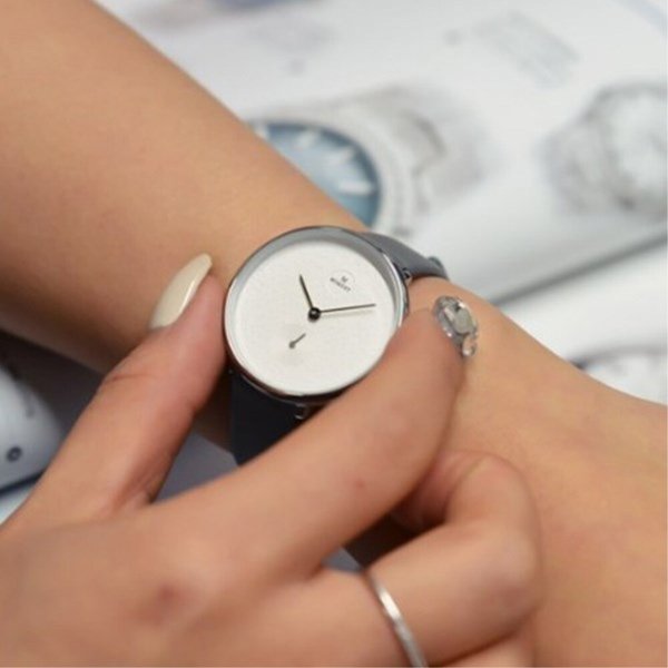 [옷자락] 남자 여자 심플 그레이 가죽 미니 패션 시계