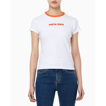 Calvin Klein Jeans 여성 레트로 로고 그래픽 티셔츠 (47C821G)