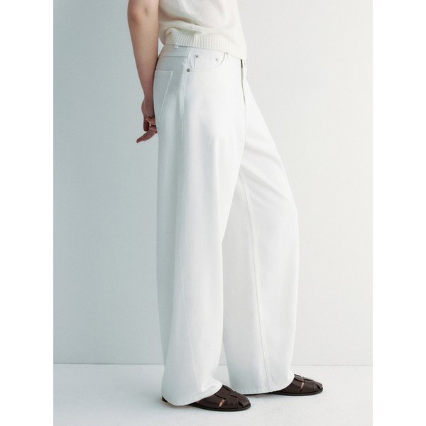 (우먼)보이핏 커브드 화이트 데님 팬츠