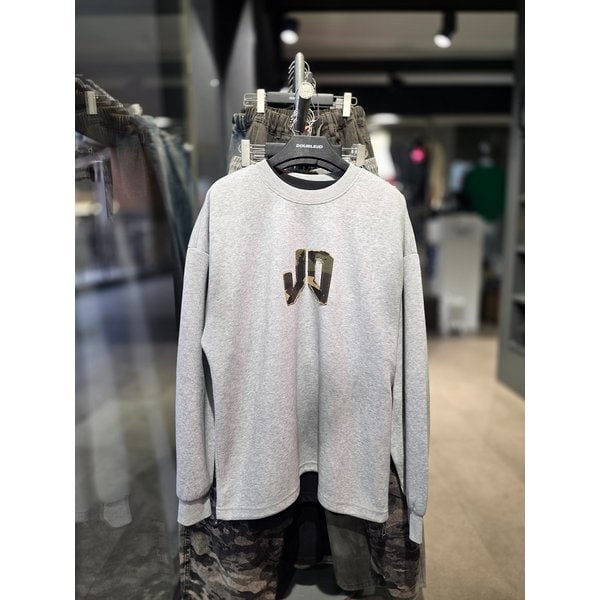 [시흥점] 워싱 카모패치로고 오버핏 스트링맨투맨(남여공용)/JGZZ22A24GY