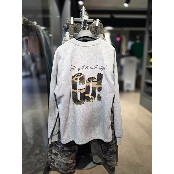 [시흥점] 워싱 카모패치로고 오버핏 스트링맨투맨(남여공용)/JGZZ22A24GY