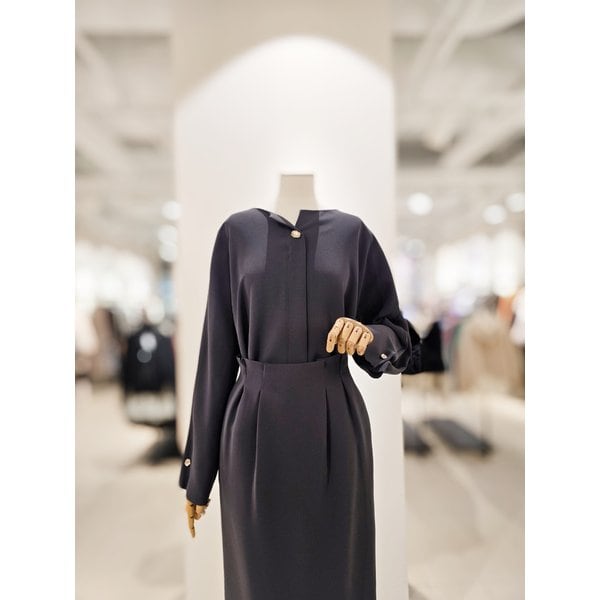 [파주점] [더아이잗컬렉션]모던 메탈 브로치 포인트 블라우스 CR3A0BL861