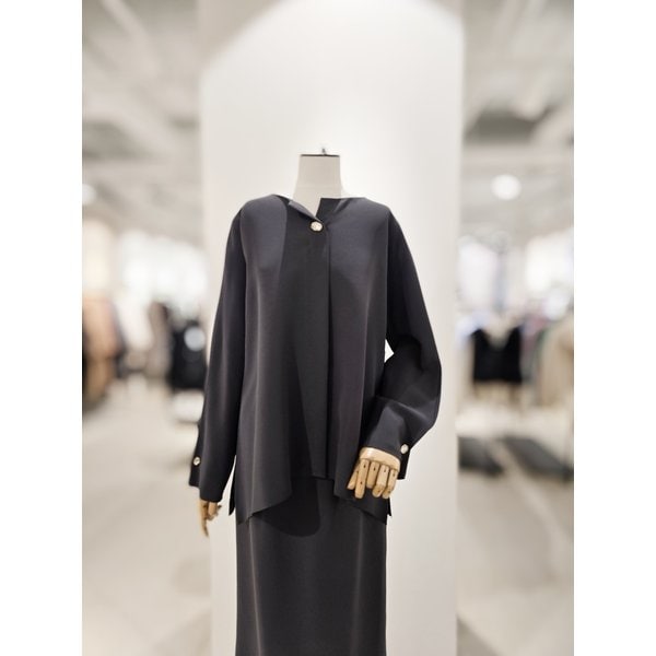 [파주점] [더아이잗컬렉션]모던 메탈 브로치 포인트 블라우스 CR3A0BL861