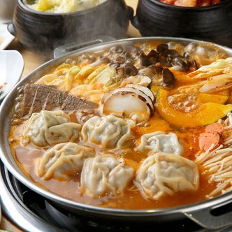 신세계라이브쇼핑 삼삼한 맛있는 사골 만두국세트(볶음김치왕만두1400g+사골맛 스프13gx3봉