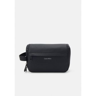 Calvin Klein 캘빈 클라인 머스트 WASHBAG HANGER - 워시백 세면백 목욕가방 여행파우치 가방 - 블랙 페블 841