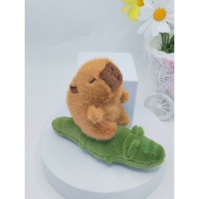 잡아당기는 카피바라 오리 악어를 탄 키링