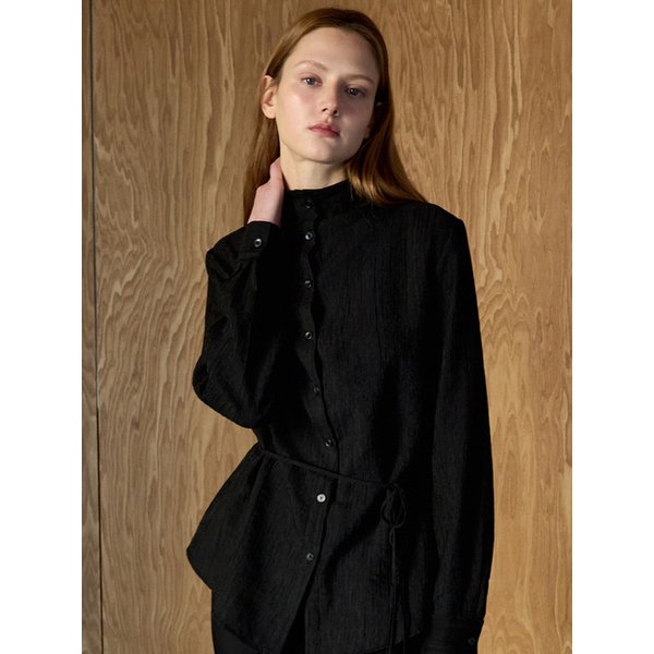 하프넥 벨티드 블라우스 블랙 OU1862