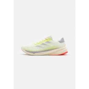 4726918 Adidas SUPERNOVA STRIDE - Road running shoes off white/silver metallic/pulse lime