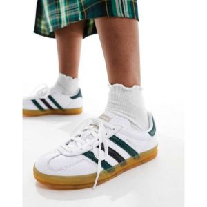 이스퀘어 4274183 adidas Gazelle Indoor gum sole sneakers in white and green