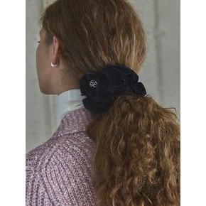 S LOGO VELVET SCRUNCH / NAVY