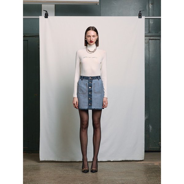 IVORY EMBROIDERED TURTLE NECK