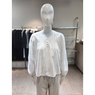 NICE CLAUP [여주점] [나이스클랍] 레이스 펀칭 긴팔 블라우스 A262PWB301