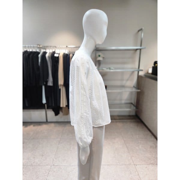 [여주점] [나이스클랍] 레이스 펀칭 긴팔 블라우스 A262PWB301