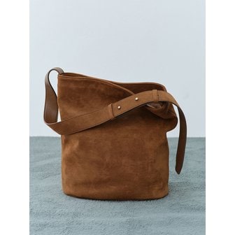 백투베이직스 노아 스웨이드 버킷백 Noah Suede Bucket Bag_Chestnut